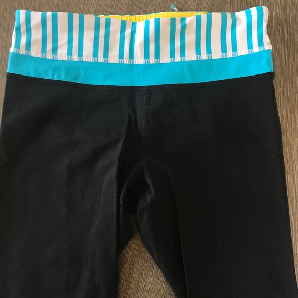 Lululemon Black/Blue Stripe Waist Cropped Sz 4 - Picture 2 of 5